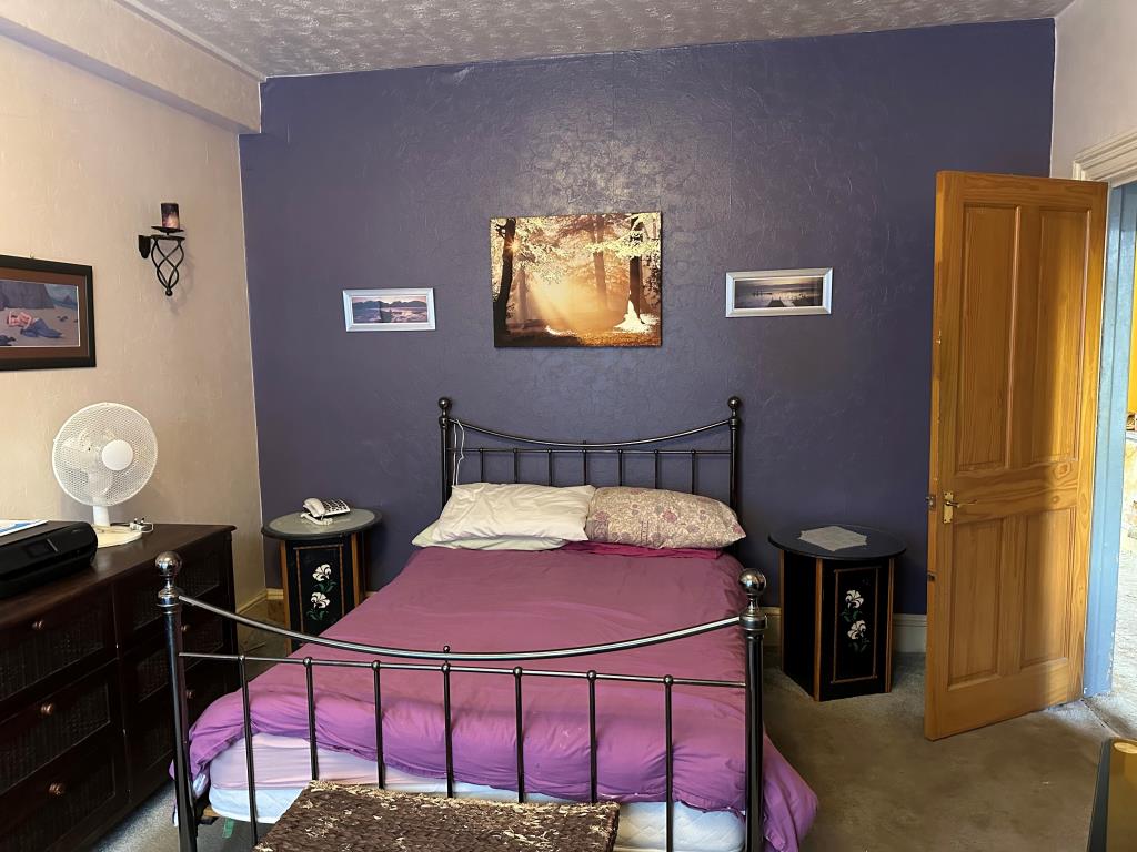 Lot: 123 - ONE-BEDROOM GARDEN FLAT FOR IMPROVEMENT - Bedroom